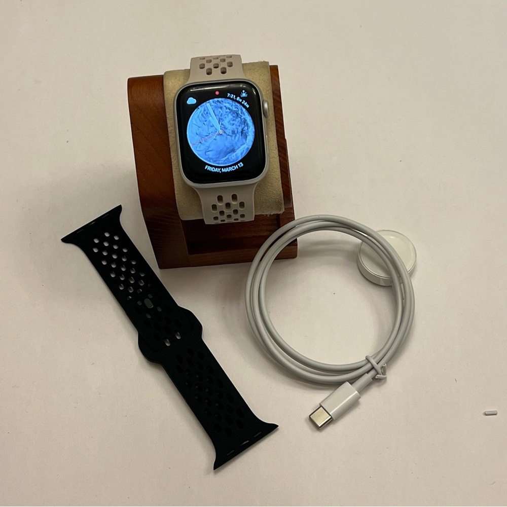 Apple Watch Series 4, Unlocked, 44mm, Silver Case, Charger, Extra‎ Band